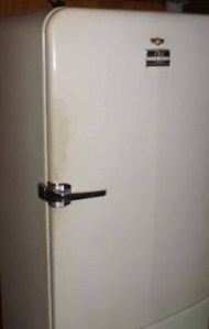 gm-frigidaire-antique-vintage-refrigerator_130470773027